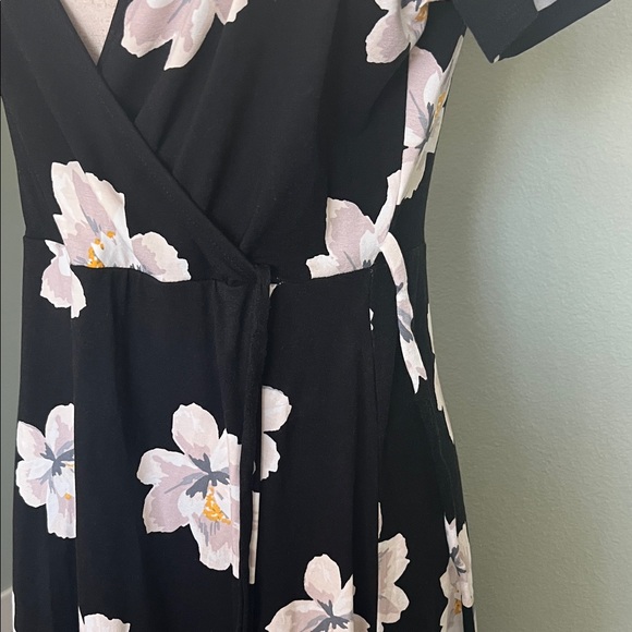 Old Navy Black Floral Faux Wrap Midi Dress - Picture 6 of 12